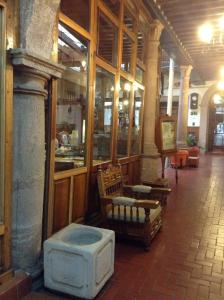 帕茨库卡罗Hotel Los Escudos的大楼里一间商店,里面摆放着桌椅