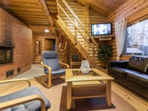 SäkinmäkiHoliday Home Heporanta by Interhome的小木屋内的客厅配有沙发和电视
