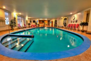 魁北克市凯特桂汽车旅馆的在酒店房间的一个大型游泳池