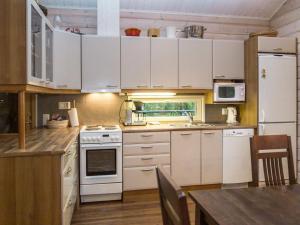 塔库沃里Holiday Home Teerenpesä by Interhome的厨房配有白色橱柜和白色炉灶烤箱。