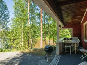 HirsjärviHoliday Home Satakieli by Interhome的带有烧烤架的房屋门廊的屏蔽