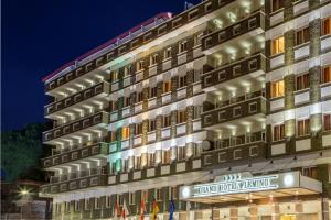 罗马Grand Hotel Fleming by OMNIA hotels的夜间酒店外墙