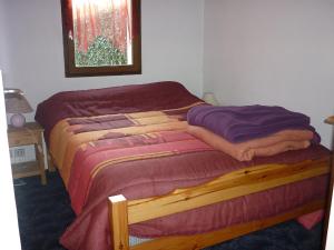 卡布勒通Holiday Home Paradise Océan-5 by Interhome的一间卧室配有一张带毯子的大床