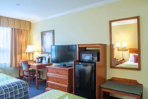朴茨茅斯安克雷奇套房酒店的酒店客房设有电视、床和书桌