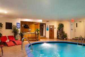 魁北克市凯特桂汽车旅馆的客厅里的一个大型游泳池