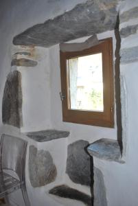 拉兰Gite Cap de la Hont的一间设有窗户和岩石墙的房间