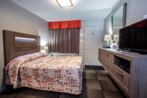 魁北克市凯特桂汽车旅馆的一间卧室配有一张床、一个水槽和一台电视