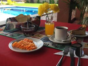 San Juan Bautista TuxtepecHotel Sacre的一张桌子,上面放着一盘胡萝卜和一杯橙汁
