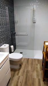 坎普自由鎮Casa da Corisca的一间带卫生间和浴缸的浴室
