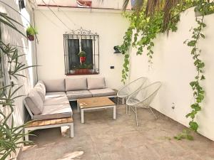 Town House with Patio in Quiet Residential Area 10 Min from Beach的休息区