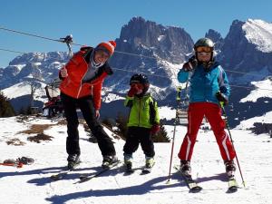 卡斯特尔罗托Kompatscherhof的三人在滑雪场上