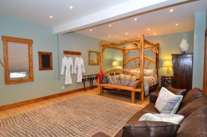 戈尔登Golden Acres Mountain Lodge的客厅配有床和沙发