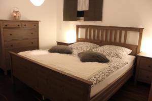 克林根塔尔Ferienwohnung Familie Becher Klingenthal Aschberg的一间卧室配有一张带两个枕头的床