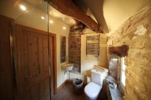 LittleboroughThe Rake Tapas Accommodation的石质浴室设有卫生间和水槽