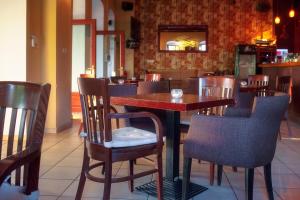 卡拉内拉迪诺斯客房酒店的一间带木桌和椅子的用餐室