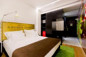 维亚纳堡巧克力工坊酒店的一间卧室配有一张大床和绿色地毯。