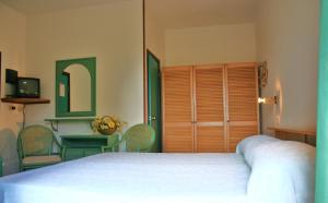 Hotel Maristella客房内的一张或多张床位