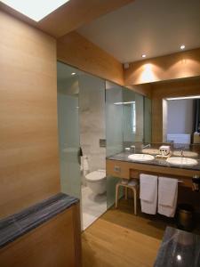 潘蒂科萨格兰酒店 - 巴尔尼里奥德潘蒂科萨的一间带两个盥洗盆和卫生间的浴室