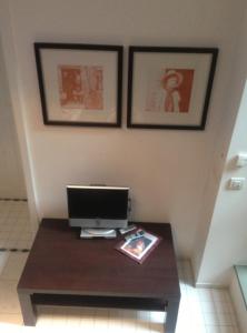巴特尚道萨索尼亚公寓式酒店的一张桌子,上面有电脑