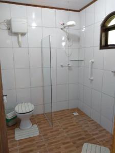 莫雷蒂斯Pousada Serra Verde Ecolodges的一间带卫生间和淋浴的浴室