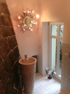 巴特尚道萨索尼亚公寓式酒店的浴室设有水槽和墙上的镜子