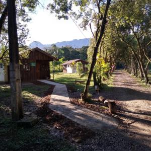 莫雷蒂斯Pousada Serra Verde Ecolodges的一条有树木和建筑物的土路