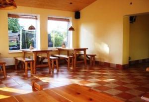 姆尔斯拉格斯海燕旅馆的客房设有木桌、椅子和窗户。