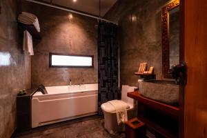 怡保Ipoh Bali Hotel的带浴缸和盥洗盆的浴室