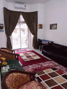 Kampong Pantai HalbanTSA Jitra Homestay的带沙发和窗户的客厅