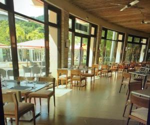 Pico de Loro 2BR Vacation Flat餐厅或其他用餐的地方