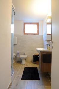 布伦托尼科Casa Polsa "1964"的一间带水槽和卫生间的浴室以及窗户。