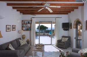 阿里拉斯Panorama Villas的带沙发和吊扇的客厅
