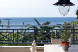 阿里拉斯Panorama Villas的一张桌子和椅子,享有海景