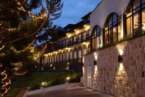 金马仑高原Cameron Highlands Resort - Small Luxury Hotels of the World的一座晚上点燃的建筑,有圣诞灯