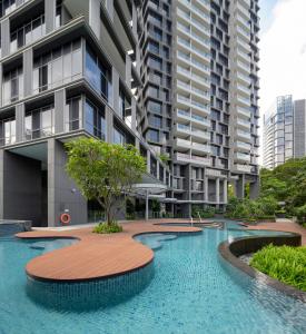 Fraser Residence Orchard Singapore内部或周边的泳池