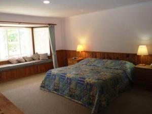 彭特派因海丹巴莱尔之家度假屋的一间卧室设有一张床和一个窗口