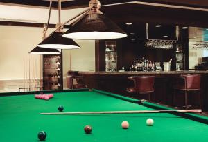 金马仑高原Cameron Highlands Resort - Small Luxury Hotels of the World的酒吧里的台球桌,上面有球