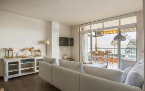 加瓦LUXURY GAVA BEACHFRONT APARTMENT BARCELONA的客厅配有白色的沙发和桌子