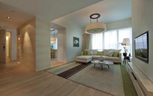 吉隆坡吉隆坡逸兰武吉锡兰服务式公寓的客厅配有沙发和桌子