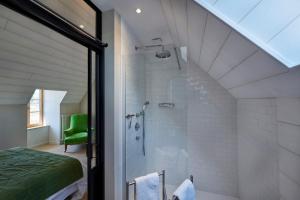 勒孔凯莱加莱白朗度假屋酒店的带淋浴和床的阁楼浴室