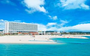 糸满南方海滩酒店的享有海滩美景,设有一座大型建筑