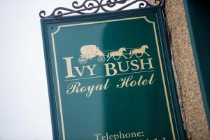 卡马森Ivy Bush Royal Hotel by Compass Hospitality的常春藤皇家酒店的标志