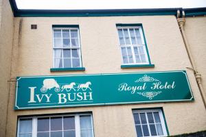 卡马森Ivy Bush Royal Hotel by Compass Hospitality的建筑上哈利里乌夫王室刷的标志