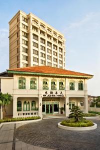 马六甲The Majestic Malacca Hotel - Small Luxury Hotels of the World的一座大建筑背景的酒店