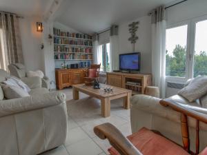 Pouzols-MinervoisModern villa with private pool的客厅配有两张沙发和一台电视机