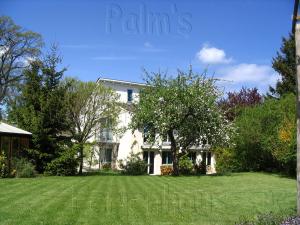 克吕茨Palm's kinderfreundliches Ferienhaus的前面有大草坪的白色房子