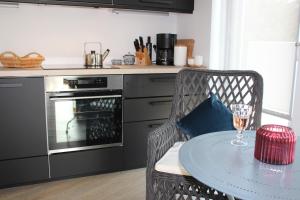 阿尔特费尔rosmarin-am-sund的厨房配有一张桌子和一杯葡萄酒