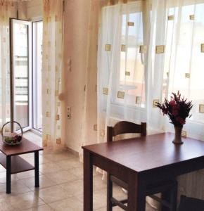 亚历山德鲁波利斯Nice & Quiet Apartment in Best Area的一间带桌椅和窗户的用餐室