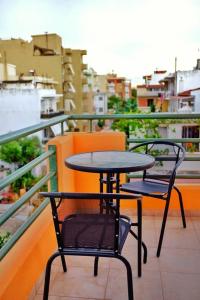亚历山德鲁波利斯Nice & Quiet Apartment in Best Area的阳台配有一张桌子和两把椅子