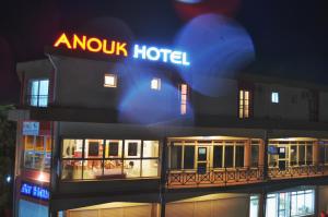 塔那那利佛Anouk Hotel的一边有标志的酒店